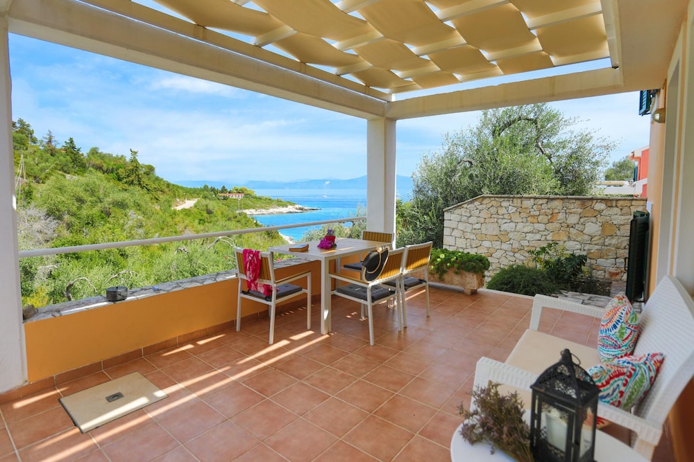 Villa, Smoking photo 2