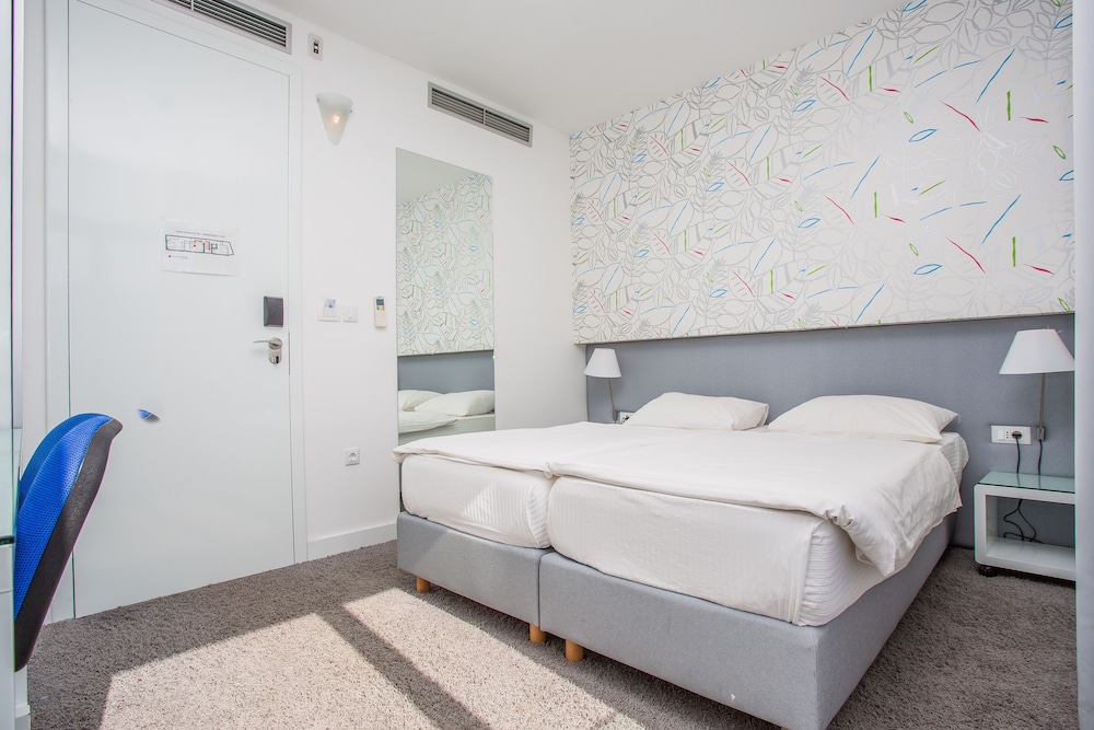 Standard Double or Twin Room, Annex Building - Photo 7