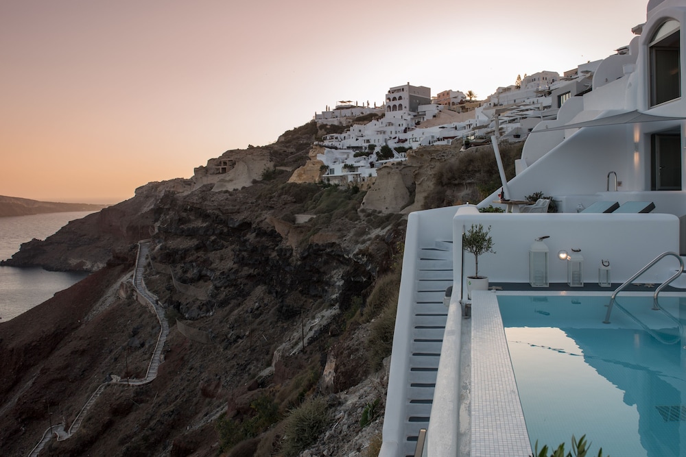 Deluxe Villa with Outdoor Private Heated Pool and Caldera View - Photo 4