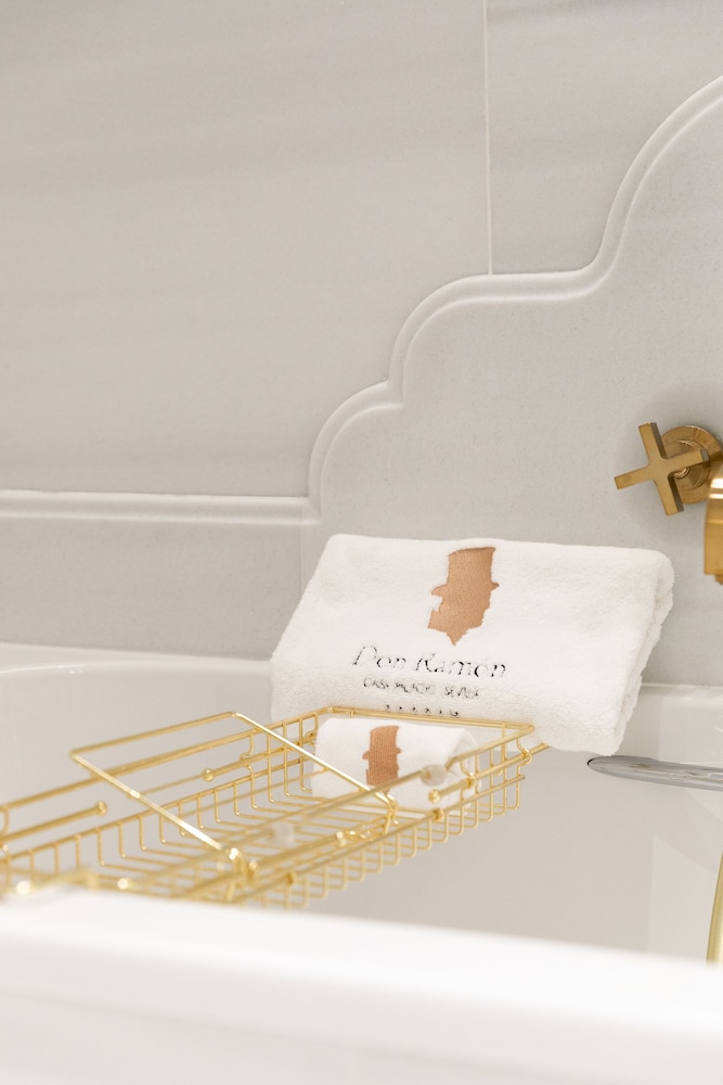Luxury Suite - Photo 26