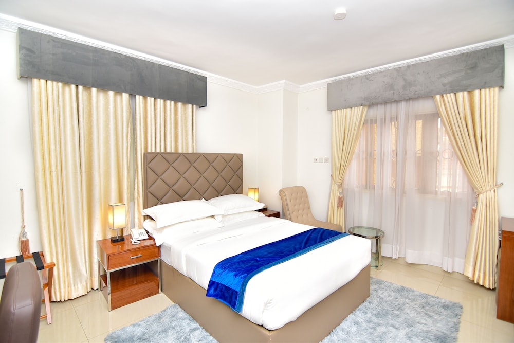 Deluxe Room, 1 Queen Bed, Pool View