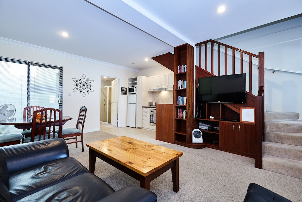 Classic Townhome, 1 Queen Bed, Courtyard View photo 2