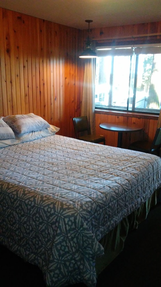 Standard Room, 1 King Bed, Refrigerator & Microwave, Lakeside