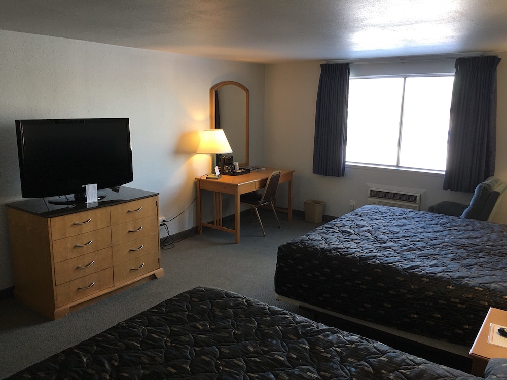 Deluxe Room, 2 King Beds, Refrigerator & Microwave photo 3