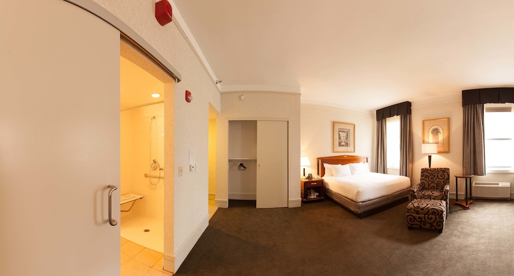 King Deluxe ADA room with roll in shower photo 3