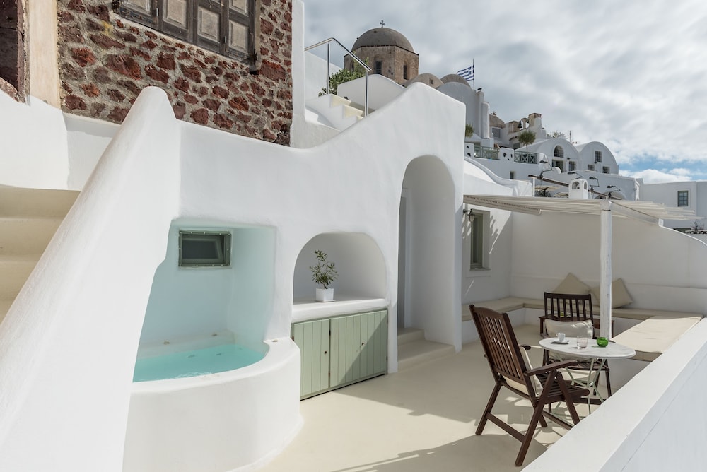 Senior Suite, Jetted Tub (Caldera View) - Photo 2