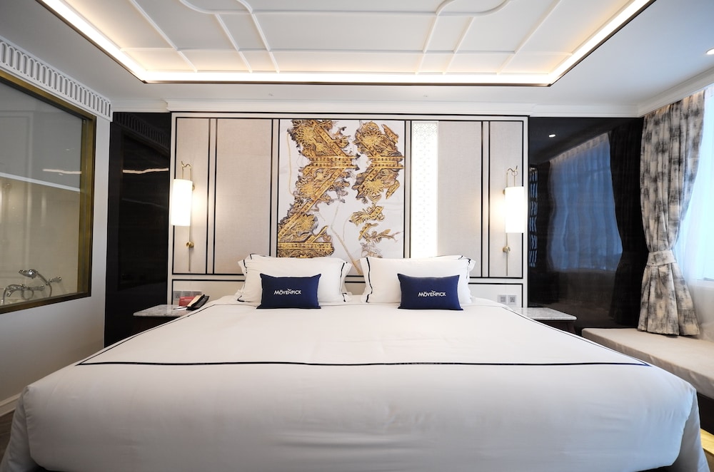 Classic Room, 1 King Bed, Pool View photo 2