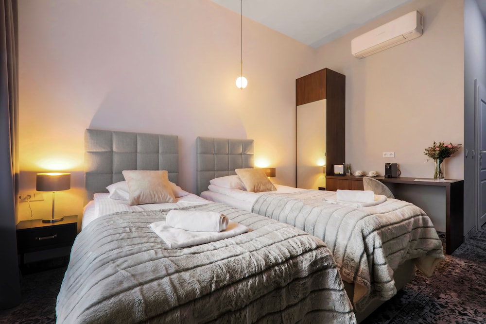 Classic Double or Twin Room - Photo 12