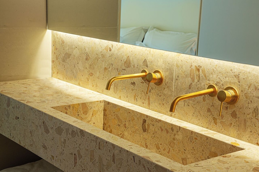 Premium Suite - Photo 15