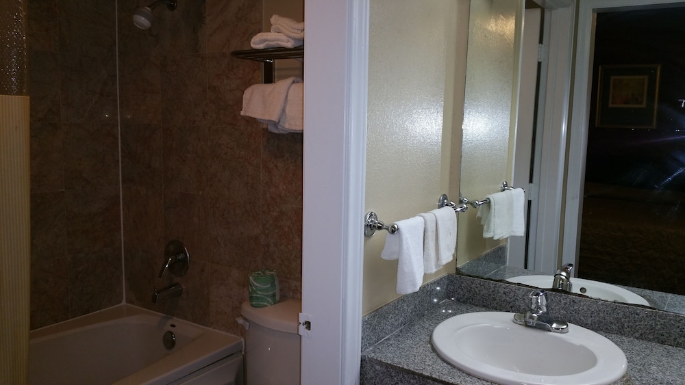 Standard Double Queen Room photo 2