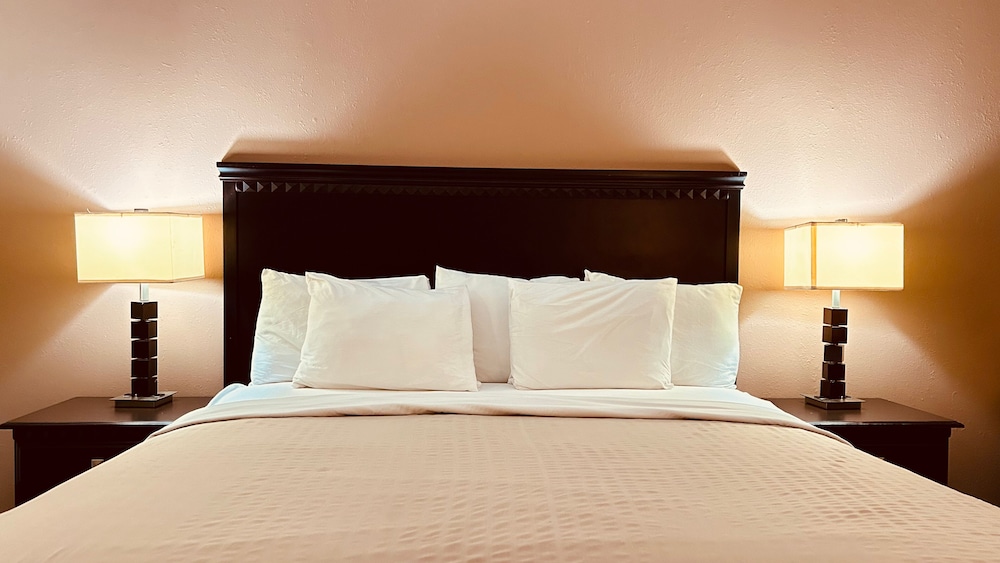 Basic Room, 1 Queen Bed, Non Smoking - Photo 1