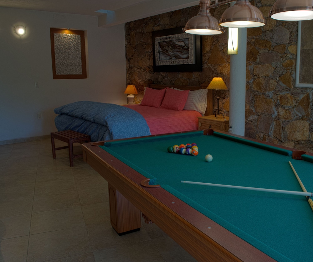 Comfort Room, 1 King Bed, Pool View, Executive Level photo 2