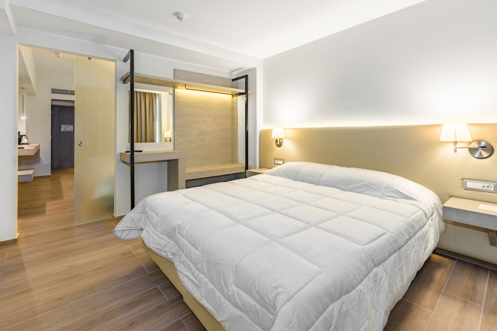 Family Suite Deluxe, Sea View (Swim-Up) photo 2