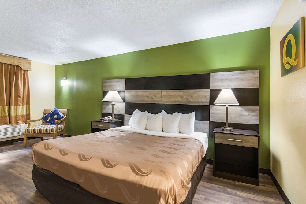 Standard Room, 1 King Bed, Non Smoking - Photo 4