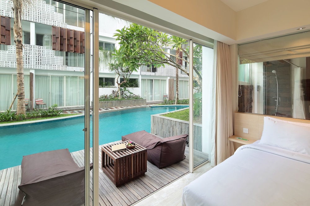 Grand Premier with Pool Access - Photo 4