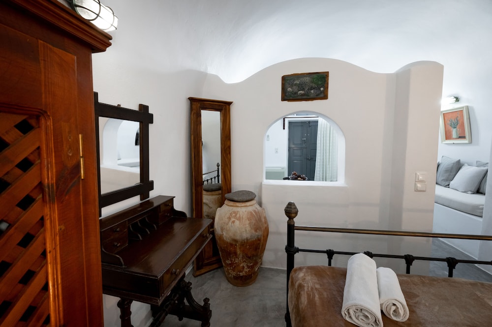 Traditional Studio - Photo 27