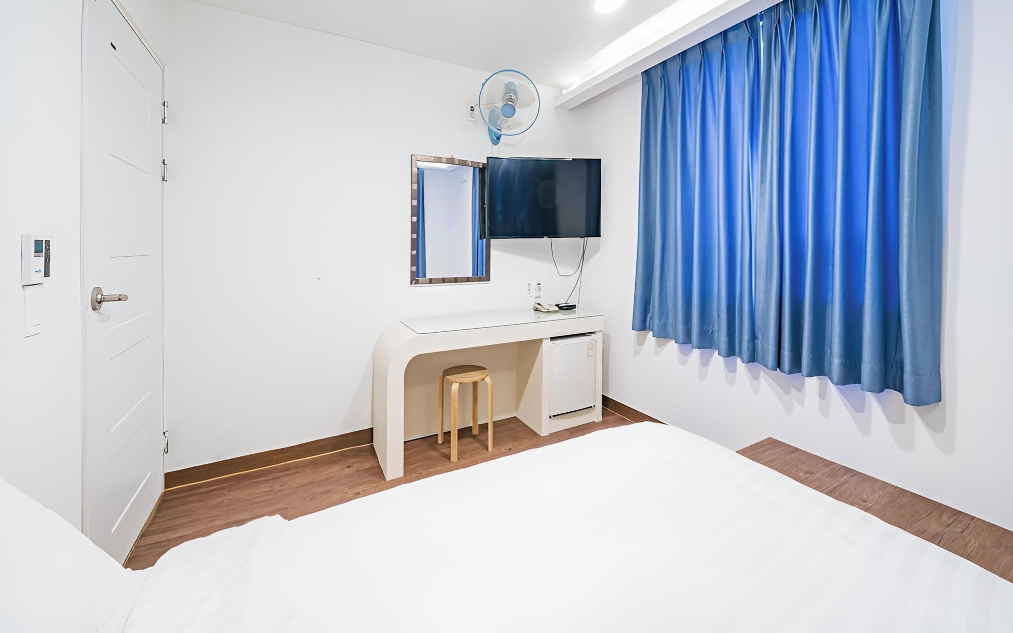 Room (Standard Room) - Photo 25