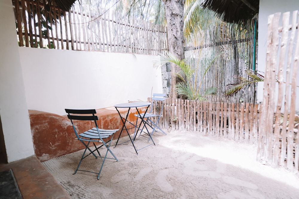 Economy Double Room, Garden View, Beachside