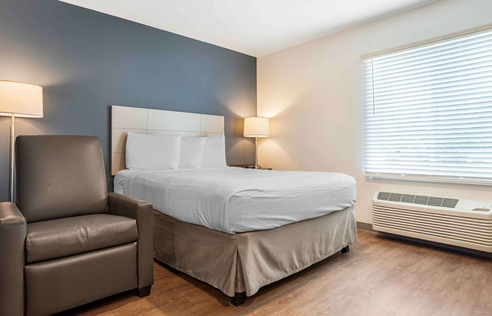Standard Studio, 1 Queen Bed, Non Smoking, Refrigerator & Microwave