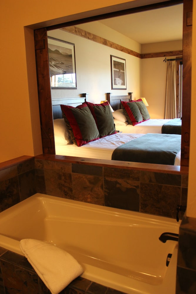 Two Queen Viking Lodge Room - Photo 2
