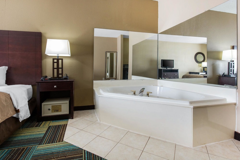 Room, 1 King Bed, Non Smoking (2 Person Hot Tub) photo 2