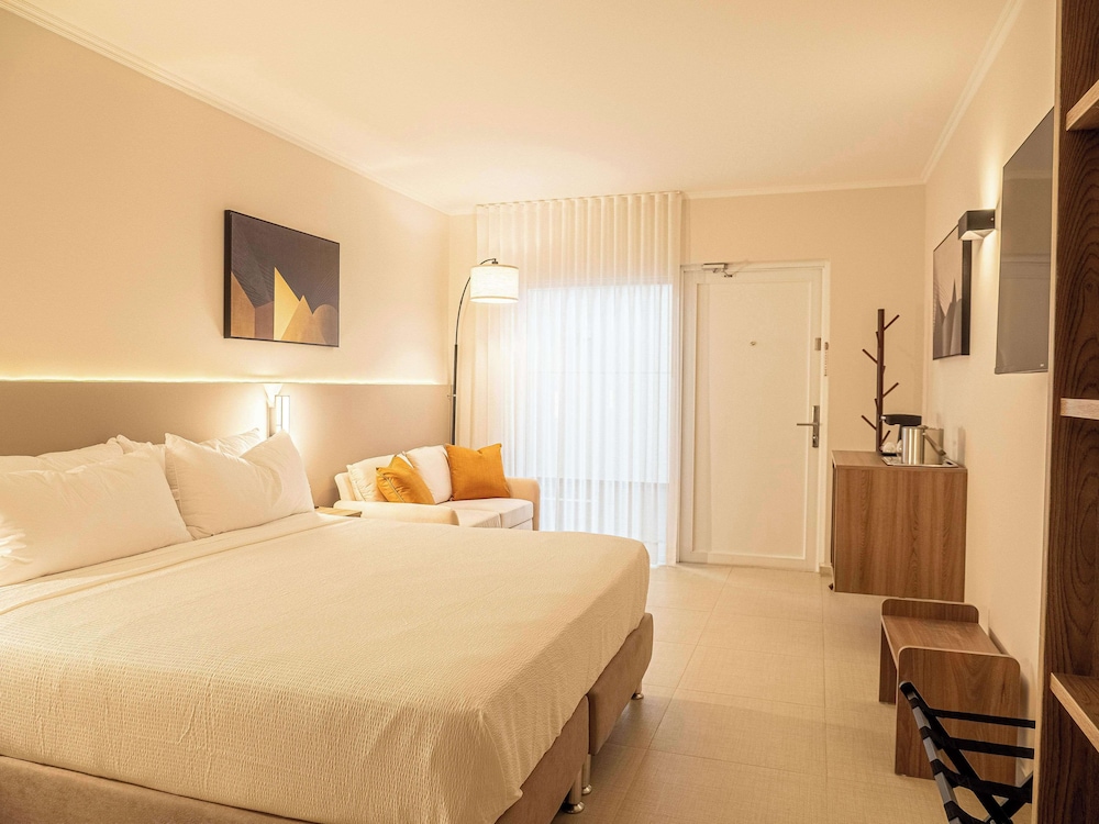 Standard Room, 1 King Bed, Accessible, Pool View