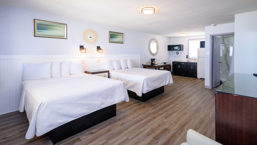 Standard Double Room, 2 Queen Beds, Kitchenette, Partial Ocean View (First Floor)