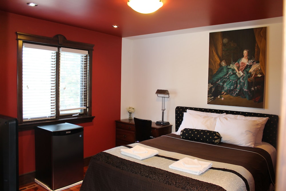 Queen Room with Ensuite photo 3