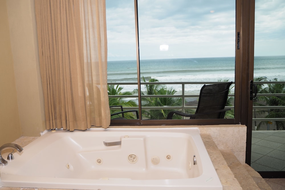 Deluxe Suite - Photo 11