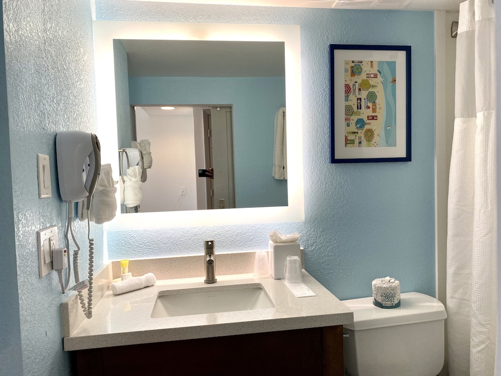 Traditional Room, 2 Queen Beds, Refrigerator & Microwave, Beach View (Gulf Front) - Photo 4