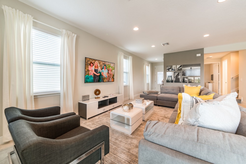 4 Bedroom Home Eastside, Private Pool