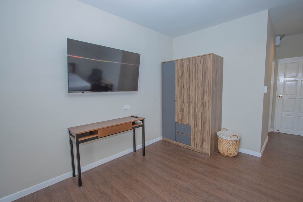 Deluxe Room, 1 Bedroom, Pool View - Photo 8