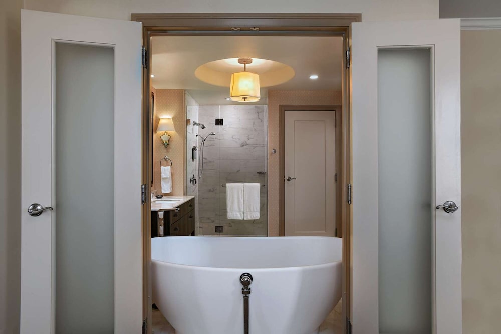 Suite, 1 King Bed (Bridal Suite) - Photo 3