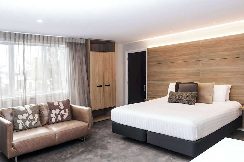 Suite, 1 King Bed, Non Smoking (Efficiency) photo 1