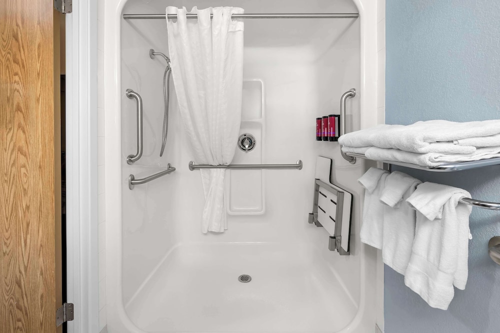 Standard Room, 1 King Bed, Non Smoking, Refrigerator & Microwave (with Sofabed) - Photo 3