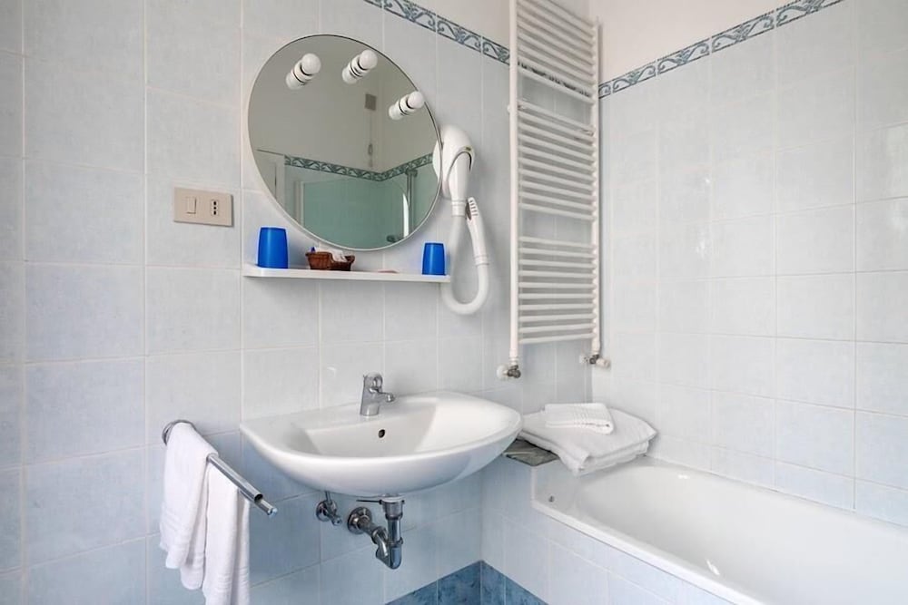 Double or Twin Room - Photo 13