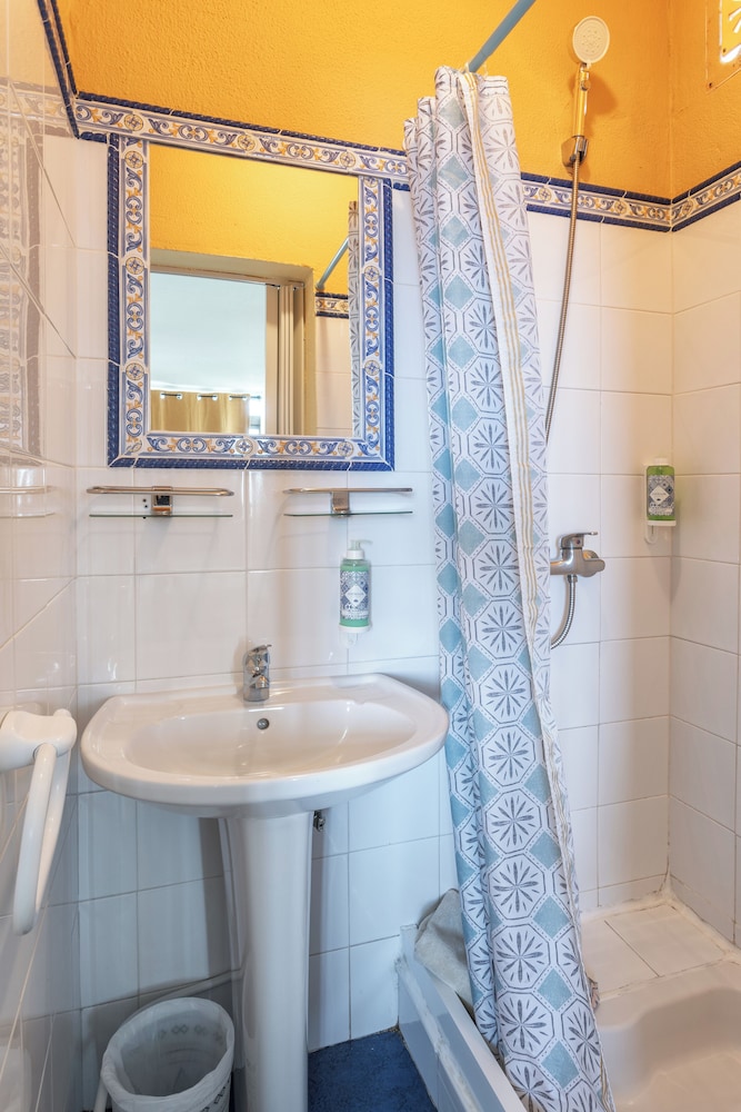 Classic Triple Room, 1 Bedroom, Partial Ocean View photo 3