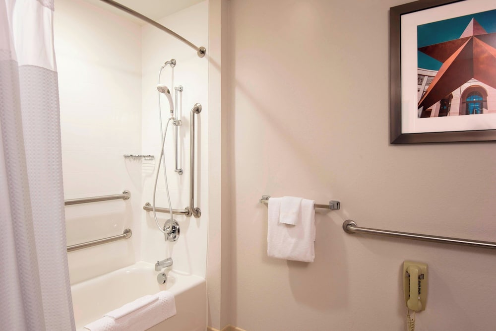 Room, 2 Queen Beds (Mobility Accessible, Tub) - Photo 4