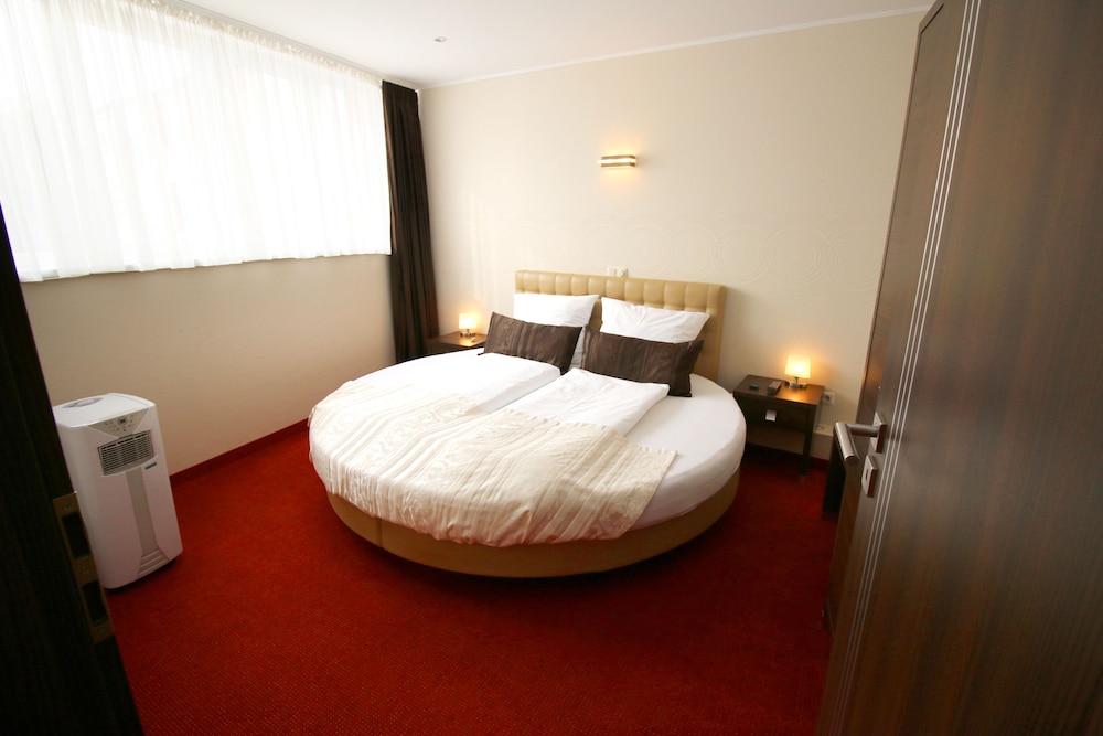 Junior Suite, 1 Bedroom, Bathtub, Courtyard Area photo 2