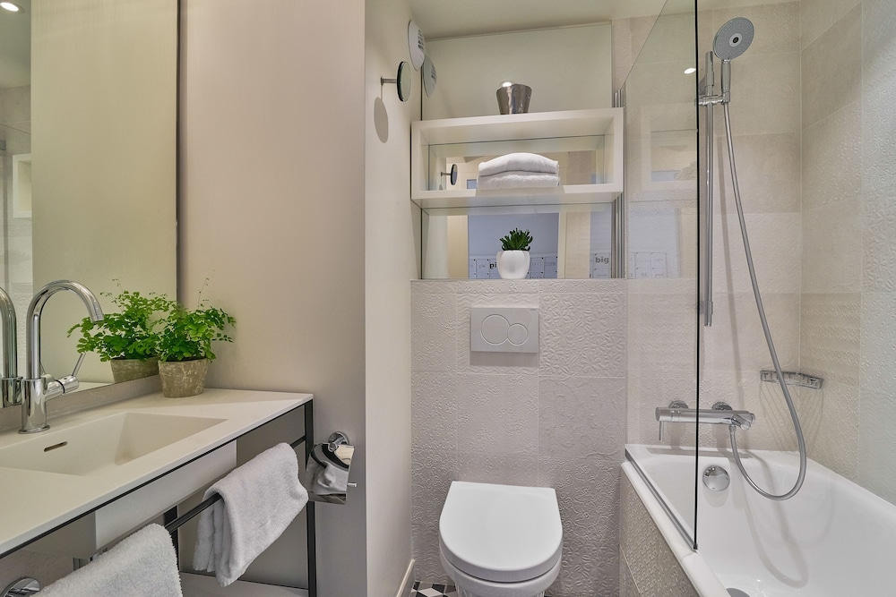 Standard Room with Twin beds - Free soft minibar, courtesy tray, Chromecast - Digital press photo 2