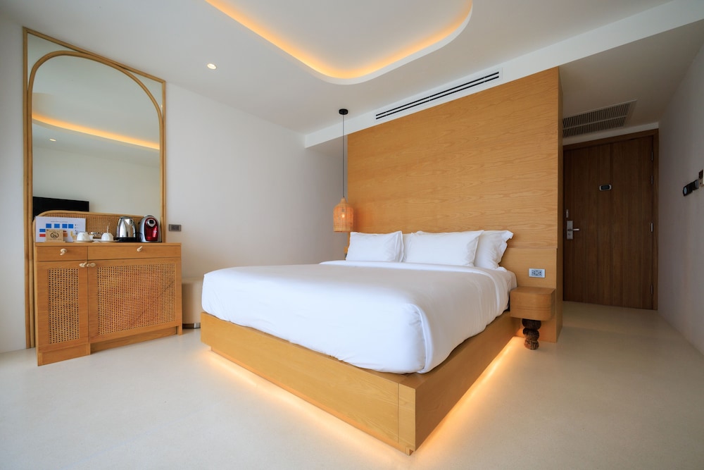Deluxe Suite with Sea View - Photo 6