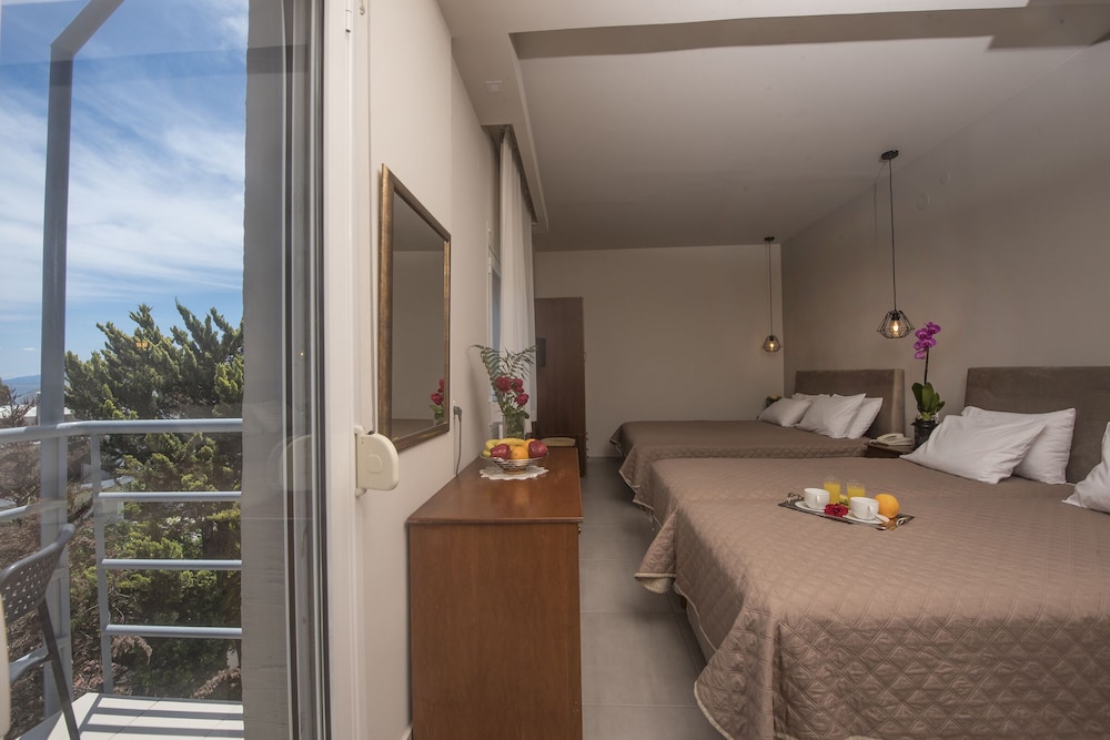 Standard Quadruple Room - Photo 6