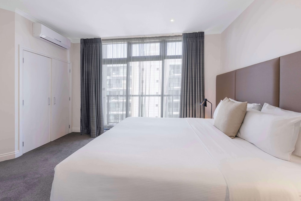 Premier Grand One Bedroom Apartment with Balcony - Photo 2