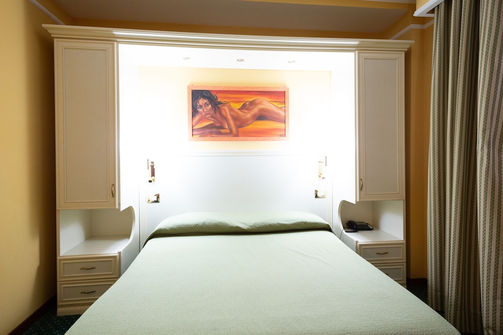 Family Room, Non Smoking, Courtyard View photo 3