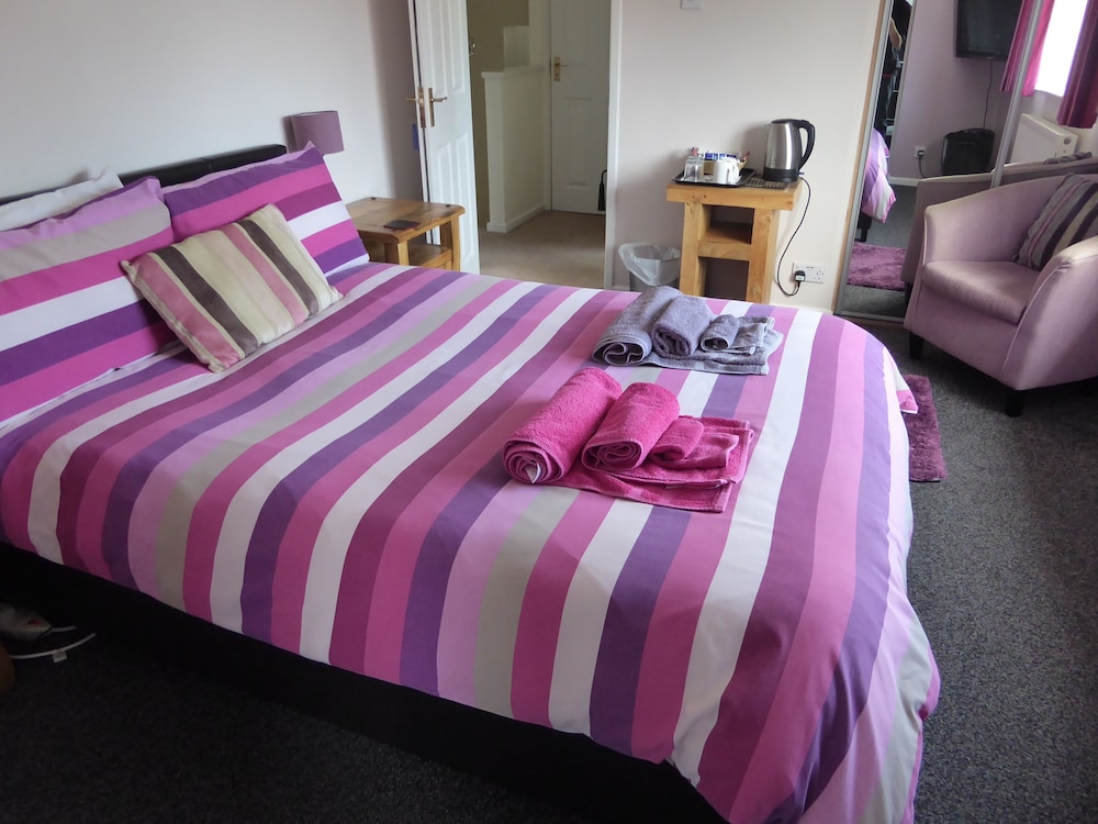 Double Room, Private Bathroom (Emmbrook ) photo 3