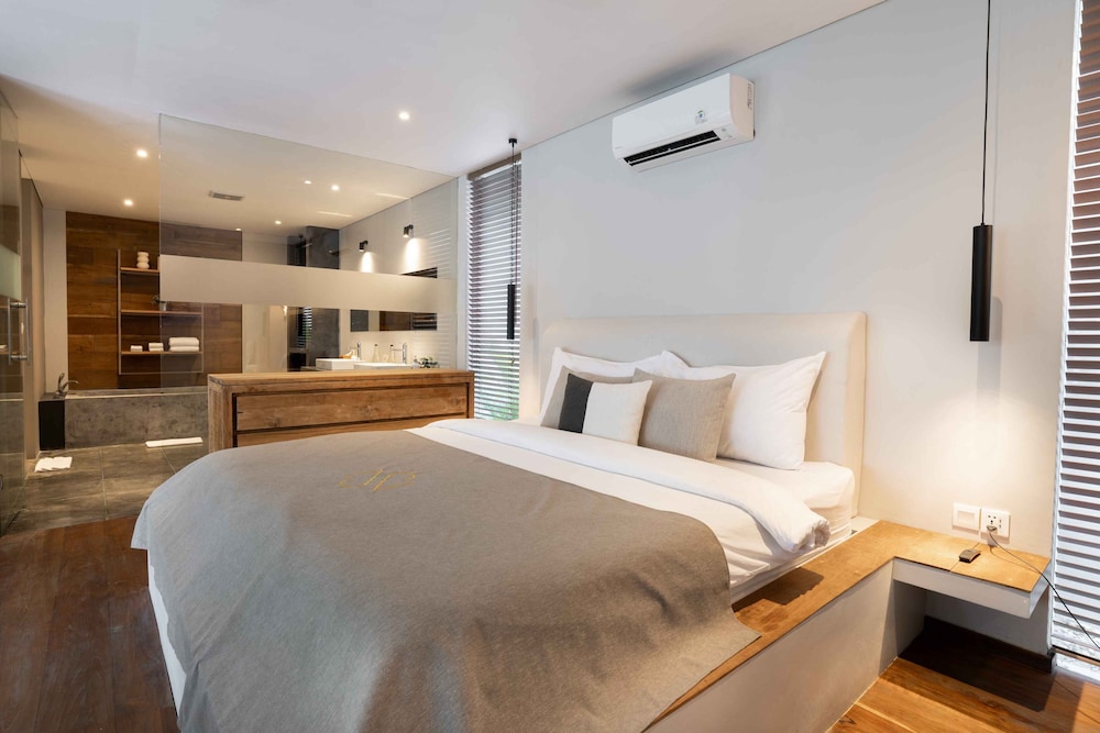 Premier Pool Suite photo 1