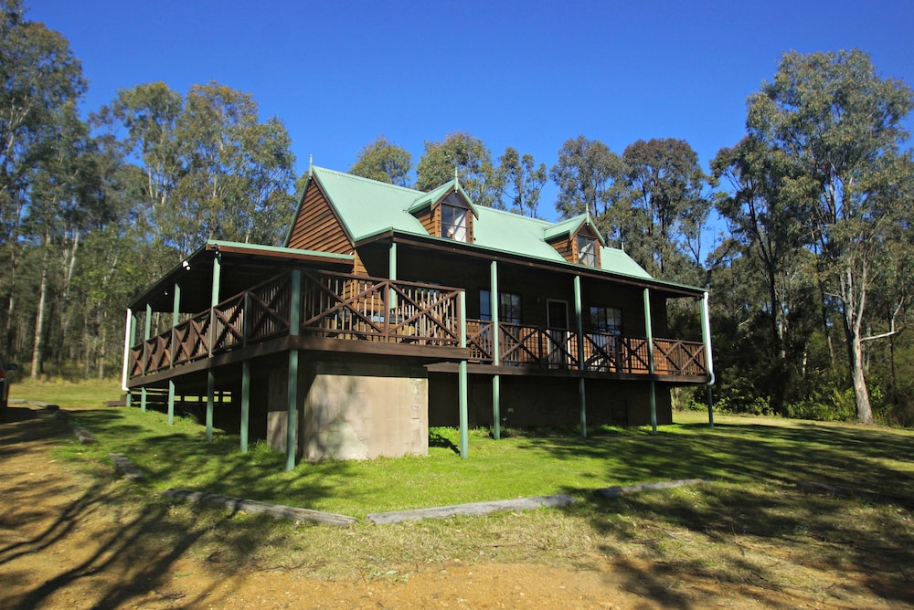 Romantic Bungalow, 3 Bedrooms, Hot Tub photo 3