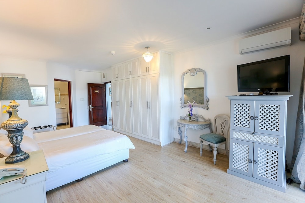 1st Floor - Family - Partial Sea View - Photo 5