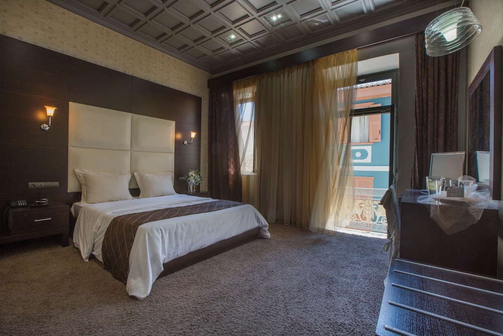 Suite, City View