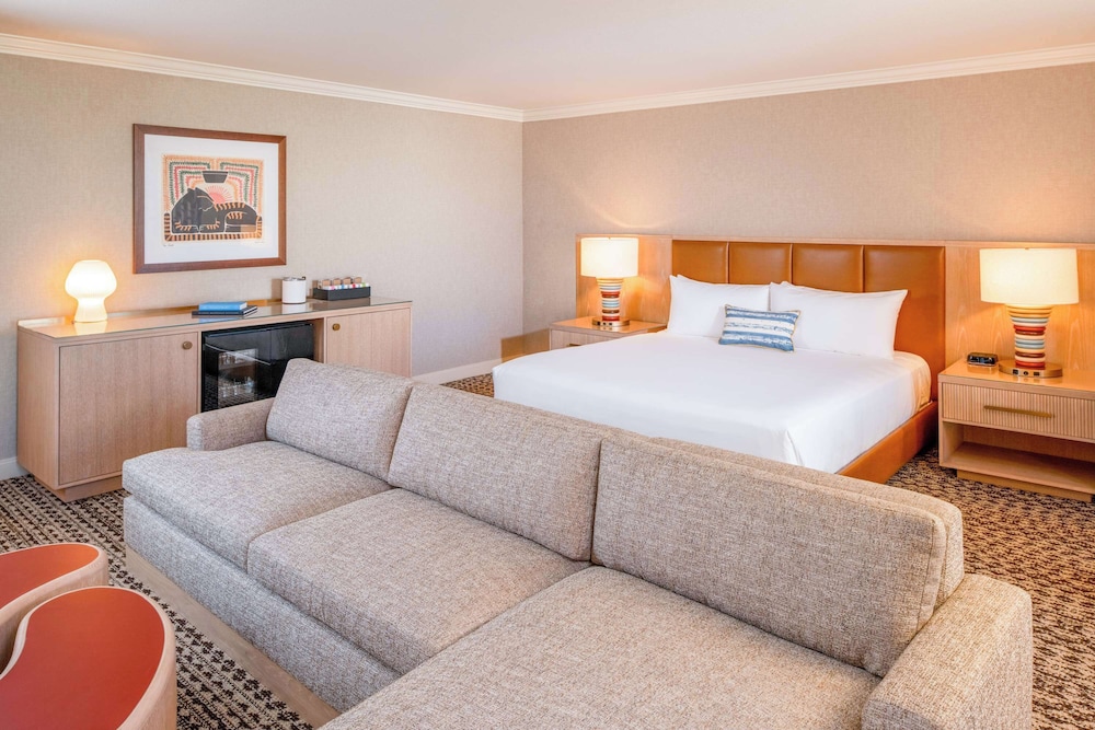 Remodeled King Suite High Floor - Photo 3